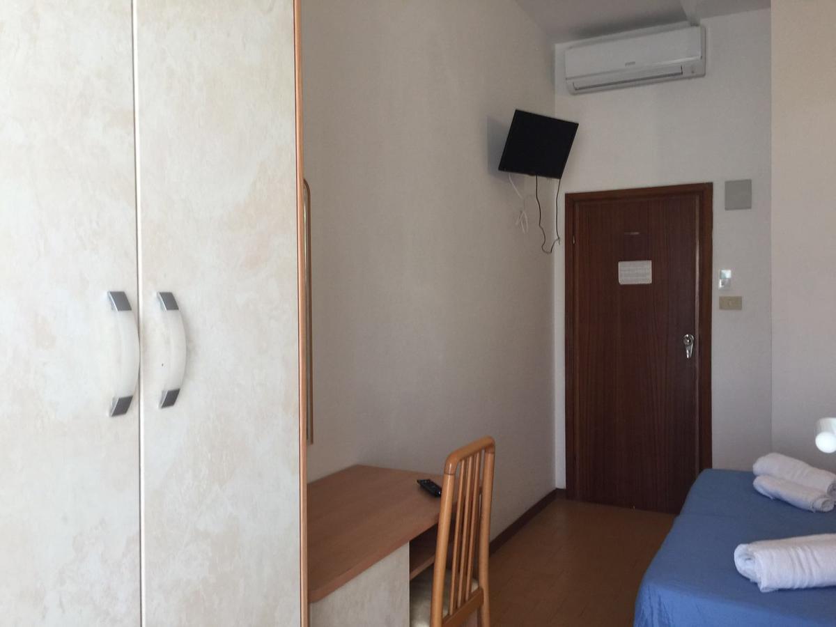 Hotel Bacco Rimini Bagian luar foto